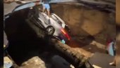 (УЗНЕМИРУЈУЋИ ВИДЕО) Трагедија у Кини, пут пропао