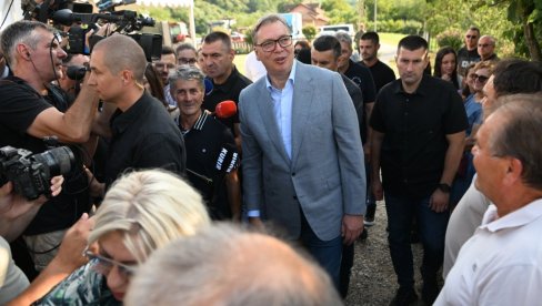 НАША СЕЛА ЛИЧЕ НА ШВАЈЦАРСКА, ЉУДИ СЕ ВРАЋАЈУ Председник Вучић у посети породици Тодоровић