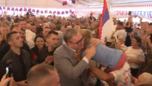VUČIĆ SA NARODOM U JADRANSKOJ LEŠNICI: Svako selo poznajem u vašem kraju