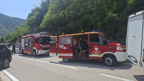 ЈЕЗИВИ ПРИЗОРИ НА МЕСТУ НЕСРЕЋЕ У ЦРНОЈ ГОРИ: Трагедија потресла регион, 14 особа задржано на лечењу у болници (ФОТО)