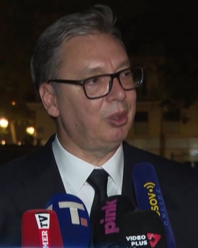 MISLE DA TIM NEISTINAMA MOGU NEKOGA DA OHRABRE Vučić iz Pariza: To su kao priče o Jovanjici, mrtvom dečaku iz Valjeva, zvučnom topu...