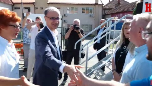 МАЦУТ ОБИЛАЗИ МОБИЛНУ АМБУЛАНТУ У ВЕЛИКОМ СЕЛУ У БЕОГРАДУ: Премијер са министром Лончаром прегледа пацијенте (ВИДЕО)