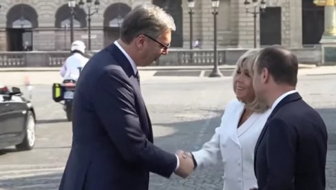 VUČIĆ STIGAO NA VOJNU PARADU U PARIZU: Brižit ga srdačno dočekala, velika čast za predsednika Srbije (VIDEO)