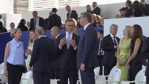 ВЕЛИКА ЧАСТ ЗА СРБИЈУ: Председник Вучић на паради у Паризу седи у првом реду (ФОТО)