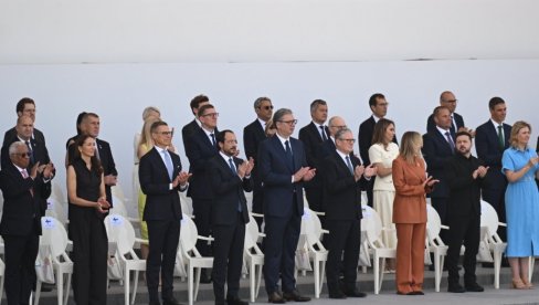 VELIKA ČAST ZA SRBIJU: Predsednik Vučić na paradi u Parizu sedi u prvom redu (FOTO)
