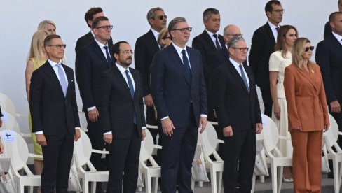 ВУЧИЋ НА ЈЕЛИСЕЈСКИМ ПОЉИМА: Шамар Париза свим домаћим и страним србомрсцима