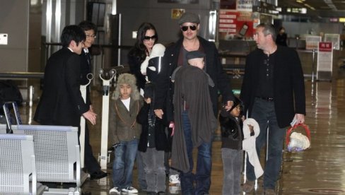 SCENA U AVIONU JE BILA KAP KOJA JE PRELILA ČAŠU, A 10 GODINA KASNIJE ODRIČU GA SE SVA DECA: Šta je to zapravo uradio Bred Pit da zasluži sve