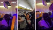 NOVI JEZIV SNIMAK DRAME U AVIONU: Supruga drži Srbina da ne ispadne iz aviona (VIDEO)