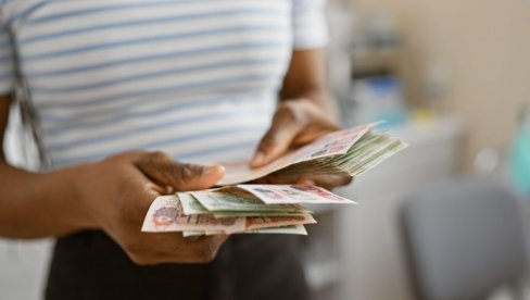 MESEČNA POMOĆ OD 65.000 DINARA: Šta sve uz nju ide i ko može da je dobije?