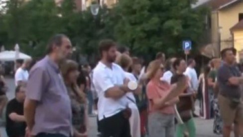ТОТАЛНИ ДЕБАКЛ БЛОКАДЕРА У КРАГУЈЕВЦУ: Дошло им до 100 људи на трибину, просек година студената - 65 година!