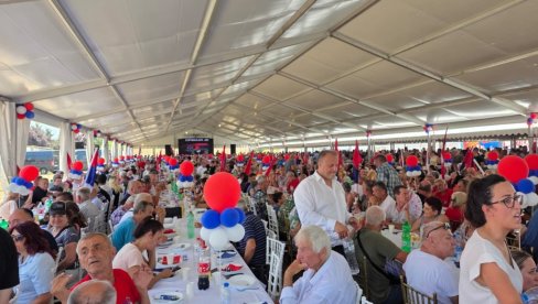 VESELJE U LAPOVU: Narod čeka Vučića (FOTO/VIDEO)