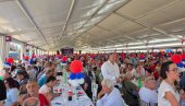 VESELJE U LAPOVU: Narod čeka Vučića (FOTO/VIDEO)