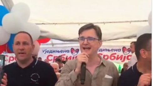 МИЛЕНКО ЈОВАНОВ ЗАПЕВАО: Фантастична атмосфера у Лучанима, дружење са народом, трубачи и шеф посланичке групе СНС за микрофоном (ВИДЕО)