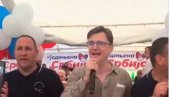 МИЛЕНКО ЈОВАНОВ ЗАПЕВАО: Фантастична атмосфера у Лучанима, дружење са народом, трубачи и шеф посланичке групе СНС за микрофоном (ВИДЕО)
