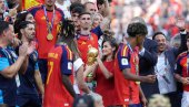 КРАЉИЦА ЛЕТИЦИЈА УКРАЛА ШОУ НА ФИНАЛУ СВЕТСКОГ ПРВЕНСТВА: Показала шта је елеганција у националним бојама Шпаније, па славила са играчима (