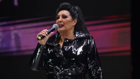 ЈАКО МИ ЈЕ ЛОШЕ, МОРАМ КОД ЛЕКАРА: Драгана Мирковић прекинула наступ у Хрватској - почела да плаче, па напустила бину