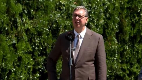 VUČIĆ U SVILAJNCU OBILAZI TRENING CENTAR: Baš sam srećan što sam video ovoliko mladog sveta koji hoće da uči (VIDEO)