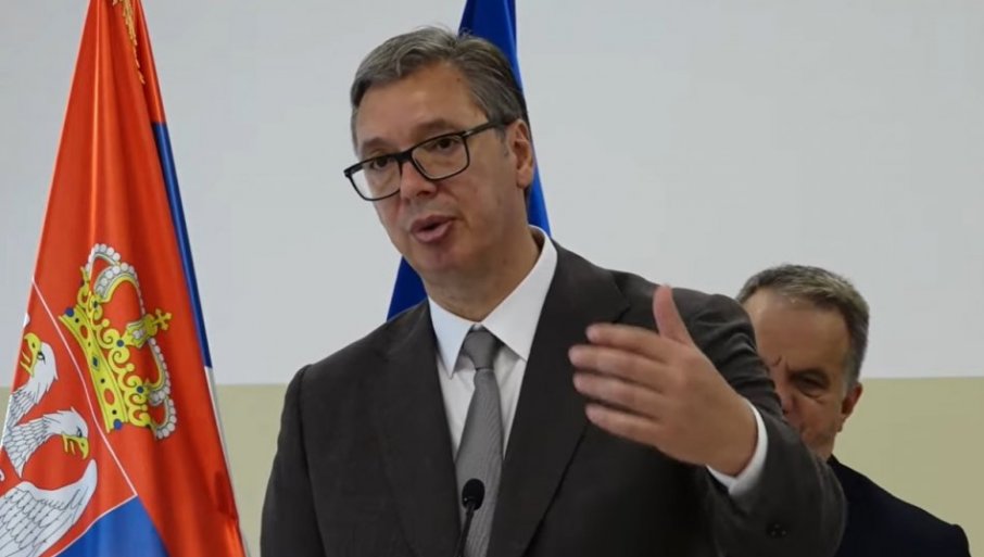 PREDSEDNIK POSTAVIO BLOKADERSKI "DANAS" NA MESTO: Ako ne vidite uspehe Srbije, mogu da vam posudim moje naočare