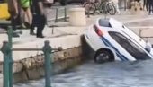 НЕСВАКИДАШЊА СЦЕНА У ХРВАТСКОЈ: Полицијски ауто завршио у мору, возач кажњен (ВИДЕО)