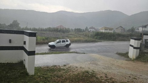 СНАЖНО НЕВРЕМЕ ПОГОДИЛО ПРИЈЕПОЉЕ: Град уништио усеве и воћњаке