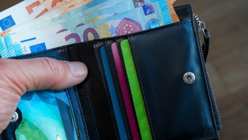 ДА ЛИ ЧЕКОВИ ОДЛАЗЕ У ИСТОРИЈУ? НБС открива зашто их грађани још чувају у новчанику