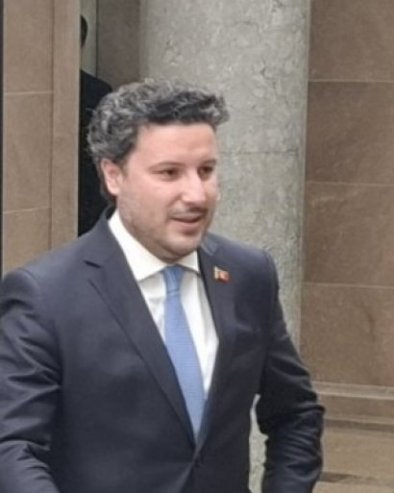ZADUŽIO CRNU GORU ČETIRI MILIJARDE EVRA: Oštra rasprava Abazovića i Spajića u crnogorskom parlamentu