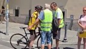 СКАНДАЛ У ЗЕМУНУ: Блокадери опет дивљају, нису дали старијем човеку на бициклу да прође