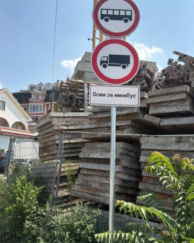 PROLAZI 26L ALI I TEŠKI TERETNJACI: Posle jednodnevne zabrane, kroz Vojvode Vlahovića ponovo ide minibus