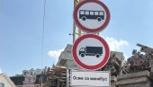 PROLAZI 26L ALI I TEŠKI TERETNJACI: Posle jednodnevne zabrane, kroz Vojvode Vlahovića ponovo ide minibus