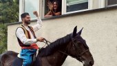 STEFAN NA DORATU ZAPROSIO SVOJU MINU: Neobiča prosidba u Novom Sadu, o kojoj bruji Srbija (FOTO)