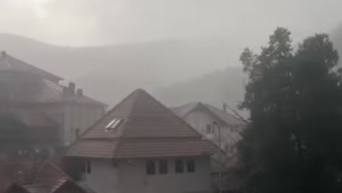 CRNO NEBO NAD SIRINIĆKOM ŽUPOM: Dramatični snimci jakog nevremena i grada u Sirinićkoj Župi (VIDEO)