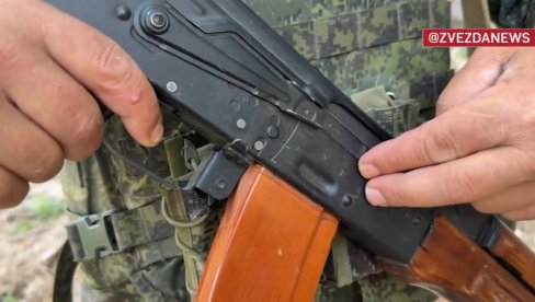 ČUDO NA FRONTU: Puška spasila ruskog vojnika! Eksplozija je prepolovila, njemu ništa - našao drugu i nastavio juriš! (VIDEO)