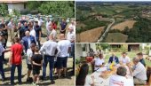 OBEĆANO-ISPUNJENO! Mramorac dobio novi asfalt, Vučević ponovo s meštanima: Radimo svakog dana za naš narod! (FOTO)