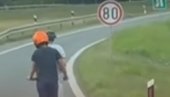 ХОРОР СНИМАК СА АУТО-ПУТА: Два дечака на једном тротинету возила између Инђије и Пазове - Секунде их делиле од трагедије (ВИДЕО)