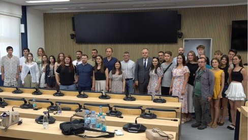 „СРПСКИ ЈЕ ЗНАТИ“: Полазници летње школе српског језика из Европе и Азије у Херцег Новом