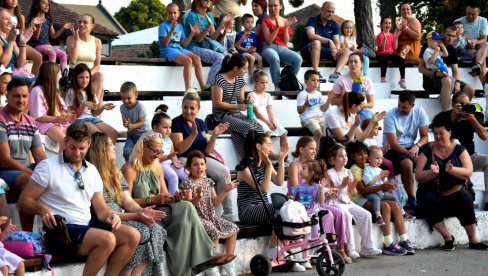 РАДОСТ НАЈМЛАЂИХ ЋУПРИЧАНА: Крај Мораве одржан дечји музичко-сценски програм