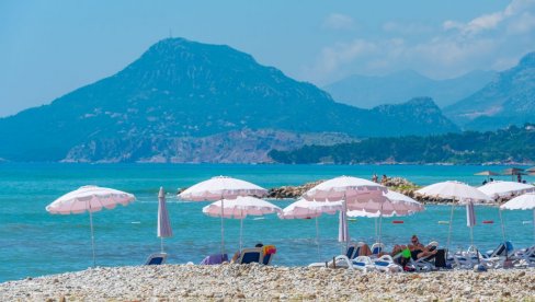 UŽAS U BARU: Kanalizacija se izlila u more, nadležni ćute - turisti zgroženi