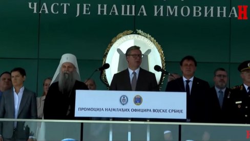 ПРЕДСЕДНИК ВУЧИЋ УРУЧИО САБЉЕ НАЈБОЉИМ ПОТПОРУЧНИЦИМА: Свечаност поводом промоције најмлађих официра Војске Србије