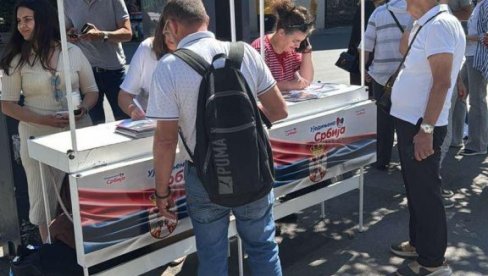 PROFESOR-BLOKADER NAPAO AKTIVISTKINJE SNS U KRAGUJEVCU: Policija sprečila eskalaciju incidenta (FOTO)