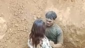 ZAGRLJENI ČEKALI DA IH BAGER ZATRPA ZEMLJOM - U IME LJUBAVI: Jeziv prizor para iz Indije šokirao svet (VIDEO)