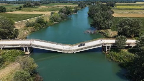 UŽAS: Most pukao, a ljudi ga i dalje prelaze - visi nekoliko centimetara iznad reke (VIDEO)