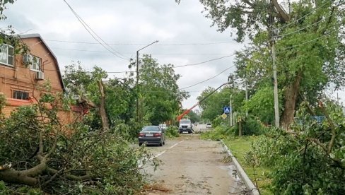 РУСИЈУ ПОГОДИЛО СИЛОВИТО НЕВРЕМЕ: Ванредно стање, десетине повређених и масовни нестанци струје