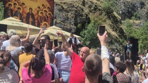 НА НИШАНУ КУРТИЈЕВИХ СНАЈПЕРИСТА Милан Васић: Пре наступа у Призрену тзв. косовска полиција ми рекла шта смем да певам (ВИДЕО)