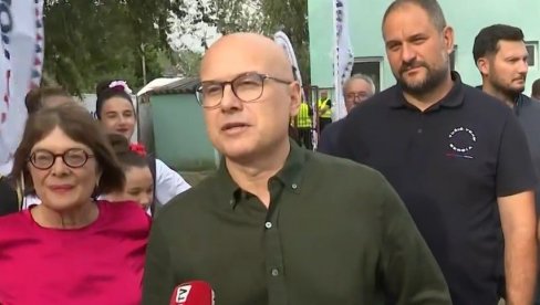 ПРЕДСЕДНИК СНС-А СА НАРОДОМ Вучевић из Шајкаша шаље моћну поруку: Напали су нам све свето, то раде целу деценију, али неће победити
