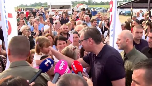ВУЧИЋ СА НАРОДОМ У БАНОВОМ ПОЉУ КОД БОГАТИЋА: Окупио се велики број грађана, вијоре се српске тробојке (ФОТО/ВИДЕО)