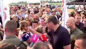 ВУЧИЋ СА НАРОДОМ У БАНОВОМ ПОЉУ КОД БОГАТИЋА: Окупио се велики број грађана, вијоре се српске тробојке (ФОТО/ВИДЕО)