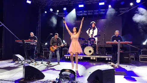 POJELA JE: Tanja Savić zapalila mreže Cecinom hitom (FOTO)