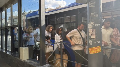 ИЗ АУТОБУСА - НА СТУБИЋЕ: Муке грађана на Теразијама, при изласку из градског превоза