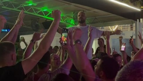 OVO JE LETNJA SLIKA: Boban Rajović uprkos nevremenu do kraja održao nastup na crnogorskom primorju (FOTO)