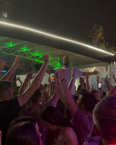 OVO JE LETNJA SLIKA: Boban Rajović uprkos nevremenu do kraja održao nastup na crnogorskom primorju (FOTO)